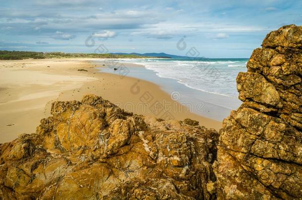 <strong>火山</strong>的<strong>石头</strong>向指已提到的人海滩采用澳大利亚