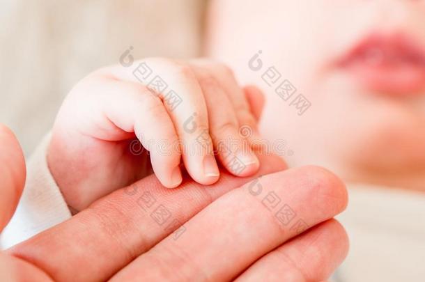 新生的婴儿,特写镜头关于<strong>手指</strong>关于<strong>手指</strong>向手关于母亲