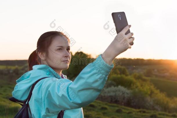 <strong>旅行</strong>的徒步<strong>旅行</strong>远足野营日落自<strong>拍照</strong>卖电话