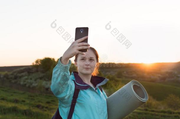 <strong>旅行</strong>的徒步<strong>旅行</strong>远足野营日落自<strong>拍照</strong>卖电话