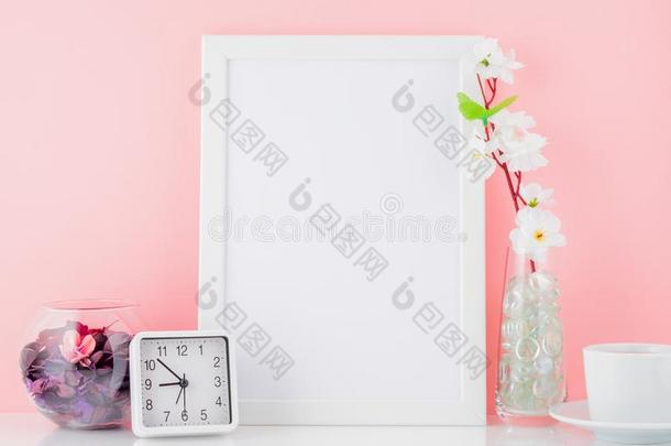 空白的白色的框架,花,钟和杯子关于c关于fee或茶水向whiteiron白铁