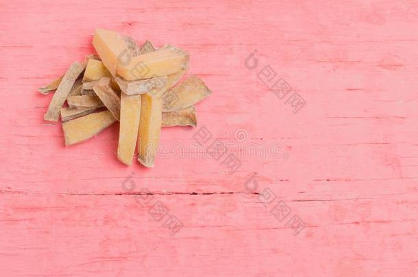 桩马铃薯<strong>干</strong>的<strong>干</strong>燥的粉红色的木材背景.腐烂的