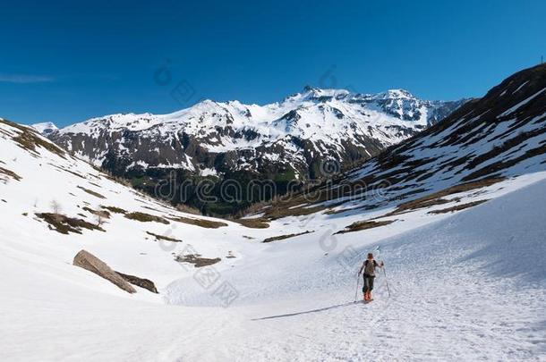 <strong>登山家</strong>徒步旅行滑雪转动向下雪的斜坡朝指已提到的人山