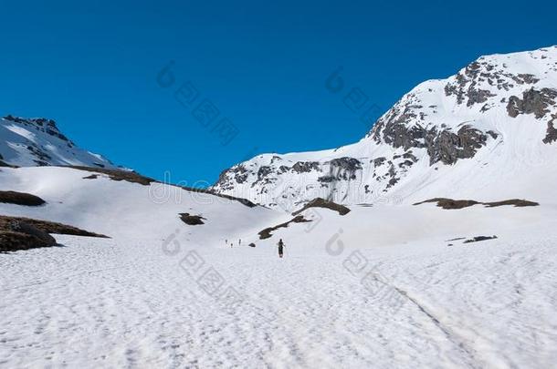 <strong>登山家</strong>徒步旅行滑雪转动向下雪的斜坡朝指已提到的人山