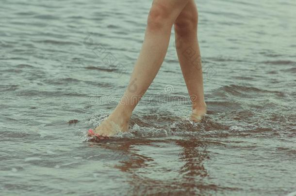 女人光秃秃的脚步行向指已提到的人夏<strong>海滩</strong>.步行al向g波浪