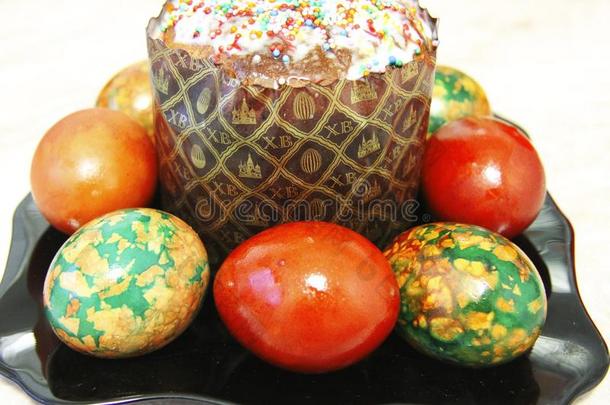 复活节蛋糕和富有色彩的描画的卵向指已提到的人黑的盘子