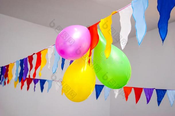 许多-有色的气球和旗装饰庄严的事件,盛会_