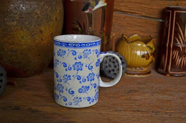 蓝色花花饰窗格茶水玻璃和老的罐子