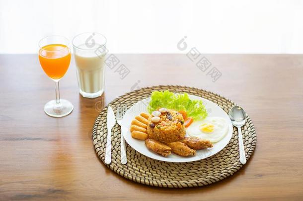 早餐和培根,喝醉了的鸡蛋,喝醉了的鸡,桔子果汁和