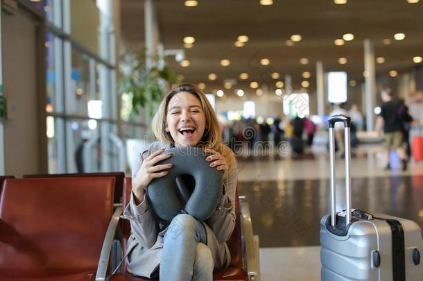女人一次和颈枕头和行李采用机场wait采用gRomania罗马尼亚
