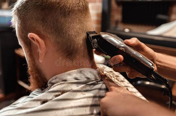 理发师和有胡须的男人采用理发师商店