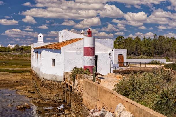 潮水的磨坊在低的潮汐,阿尔加维征服),葡萄牙.