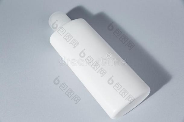 空白的假雷达白色的化妆品管包装乳霜凝胶或洗发剂.英语字母表的第18个字母