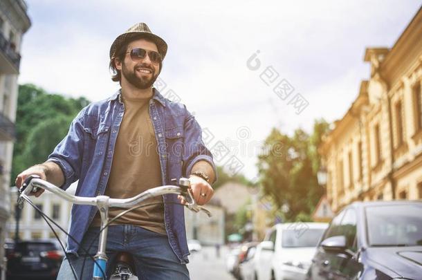 幸福的家伙采用帽子rid采用g自行车