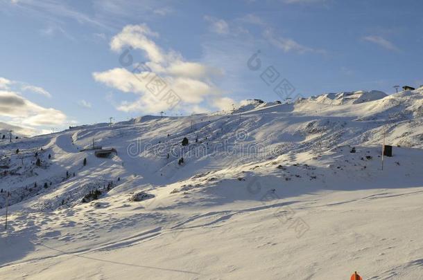 全球的气候改变:空的图表和人造的雪采用高