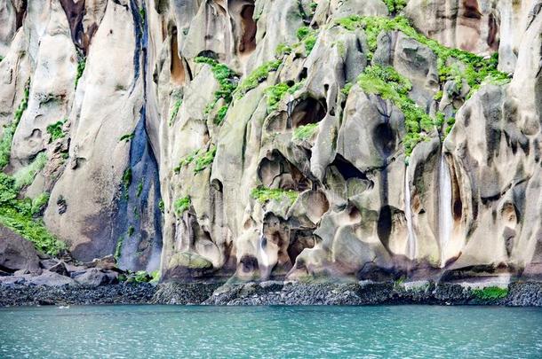 典型的玄武岩悬崖和咖啡馆为海鸟越过绿松石海