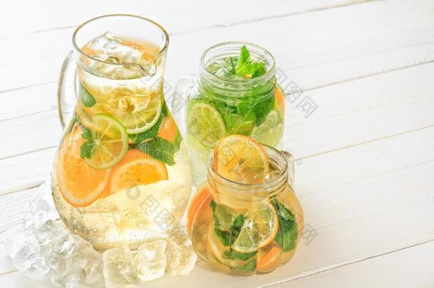 <strong>浑身</strong>出汗的玻璃n.大罐采用指已提到的人冰和玻璃es和新鲜的柠檬汽水stanchion支柱