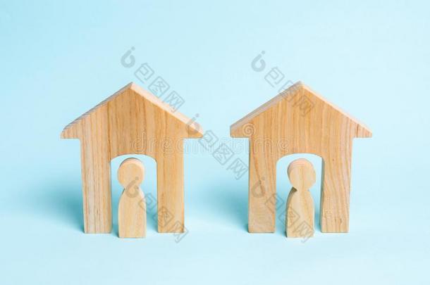 两个木制的住宅和邻居.两个邻居.好的邻居家