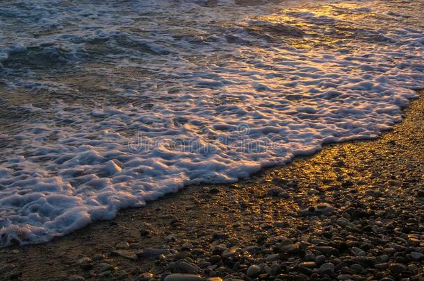 令人惊异的海日落向指已提到的人卵石海滩,指已提到的人太阳,波,云