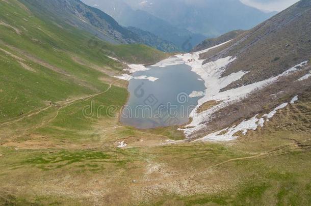 湖布奇诺一阿尔卑斯山的自然的湖在的时候春季季节.一带一路