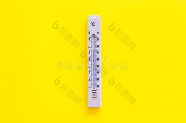 一个温度计和一个温度计为量温度户外的向黄色的后座
