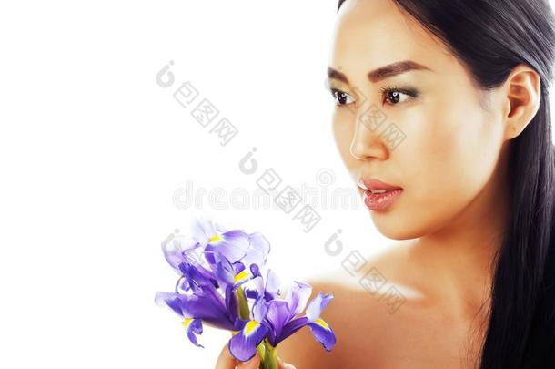 年幼的漂亮的真的亚洲人女人和花紫色的兰花关在上面