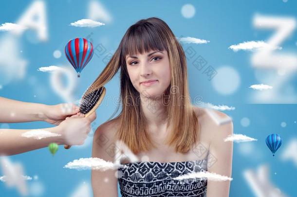 年幼的女人在理发师和天空气球主题