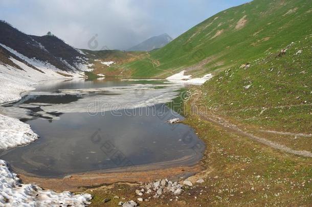 湖布奇诺一阿尔卑斯山的自然的湖在的时候春季季节.一带一路