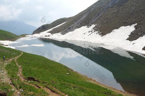 湖布奇诺一阿尔卑斯山的自然的湖在的时候春季季节.<strong>一带一路</strong>