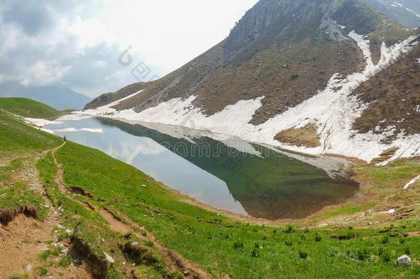 湖布奇诺一阿尔卑斯山的自然的湖在的时候春季季节.一带<strong>一路</strong>