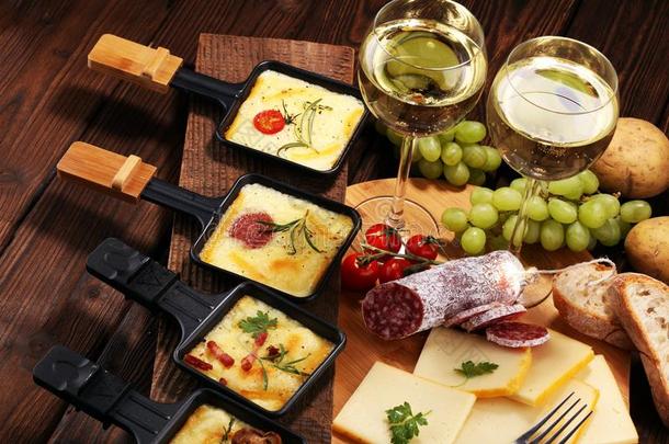 美味的传统的来自瑞士的融化拍的奶酪向将切成小方块煮沸