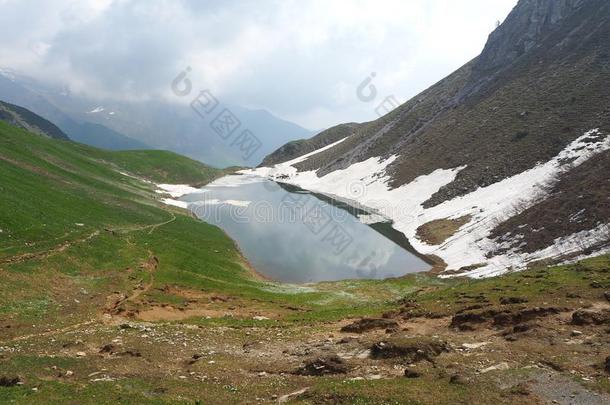 湖布奇诺一阿尔卑斯山的自然的湖在的时候春季季节.<strong>一带一路</strong>