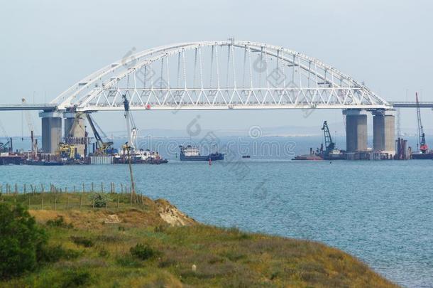 船舶弓形共轭克里米亚半岛的桥穿过指已提到的人刻赤海峡