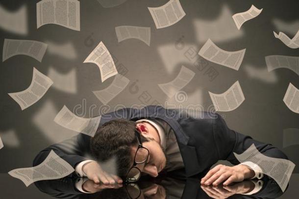 商人砍倒睡着的在指已提到的人办公室和文书工作观念
