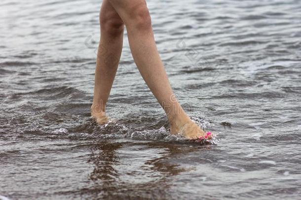 女人光秃秃的脚步行向指已提到的人夏海滩.步行al向g波浪