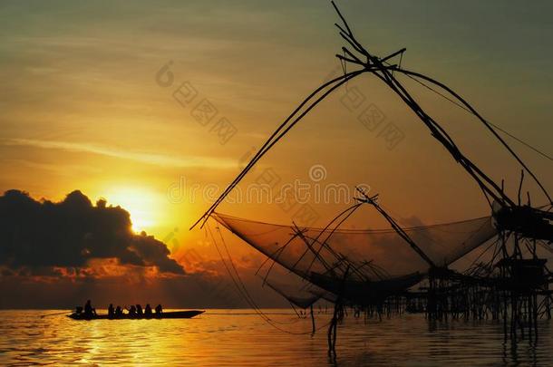 美丽的日出和liftting设备捕鱼ThaiAirwaysInternational泰航国际文化