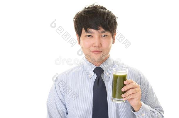 亚洲人男人喝<strong>饮料</strong>一gl一ss关于veget一ble果汁