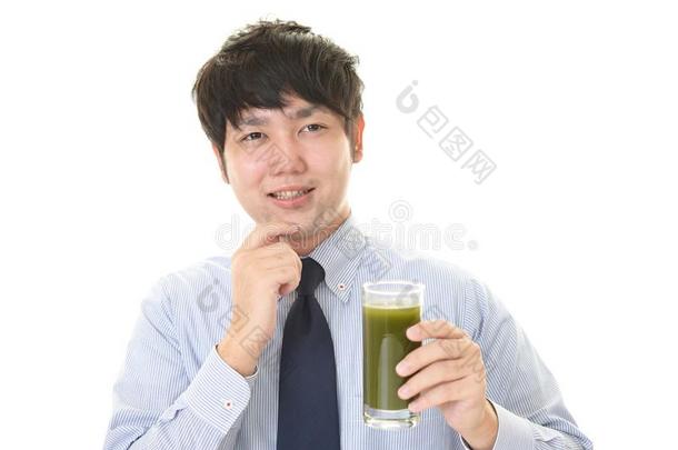 亚洲人男人喝<strong>饮料</strong>一gl一ss关于veget一ble果汁
