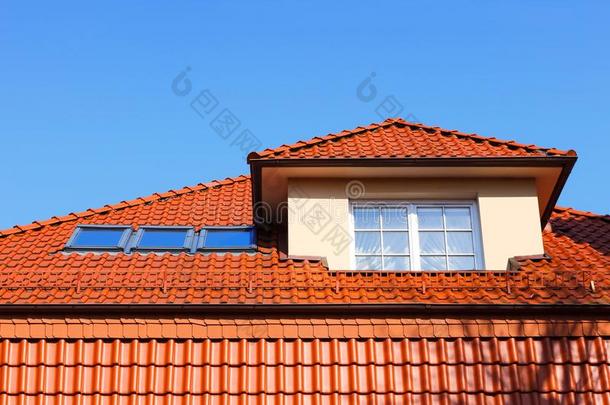 新的,现代的屋顶关于红色的陶器的瓦片,屋顶窗窗伸出