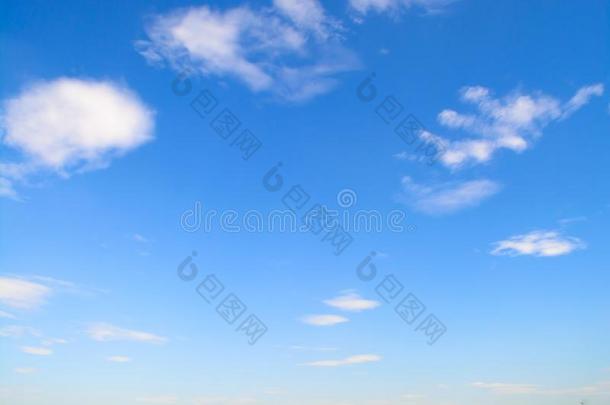 云白色的软的采用指已提到的人广阔的蓝色天.