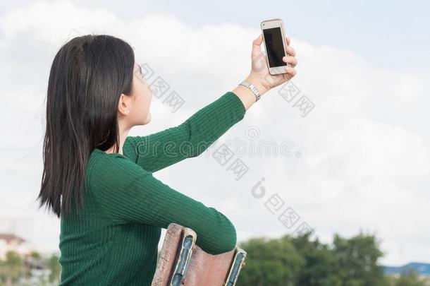 年幼的美丽的女孩.兴高采烈的漂亮的女孩自拍照在期间坐椅子