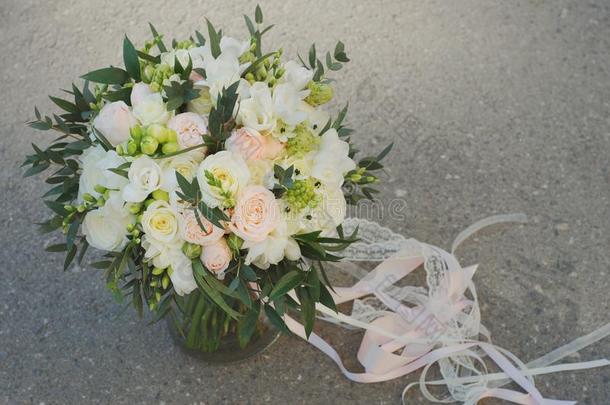 白色的婚礼花束玫瑰粉红色的花和俄语树叶和