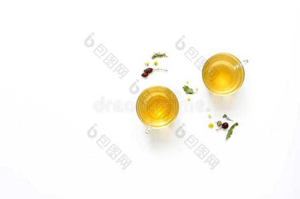 药草的茶水关于薄荷,甘菊,玫瑰臀部和别的草本植物向白色的