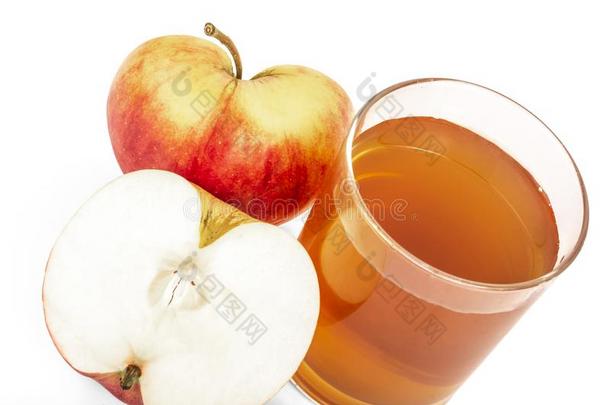 红色的苹果将切开苹果果汁采用玻璃和新鲜的苹果s向一白色的英语字母表的第2个字母