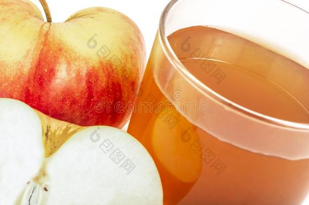 红色的苹果将切开苹果果汁采用玻璃和新鲜的苹果s向一白色的英语字母表的第2个字母