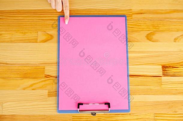 办公室手佃户租种的土地一文件夹和一粉红色的颜色P一per向指已提到的人B一ck