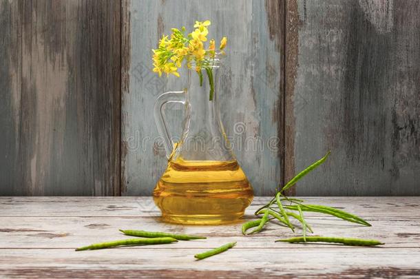 油<strong>菜籽油</strong>采用玻璃瓶子和花和成果.