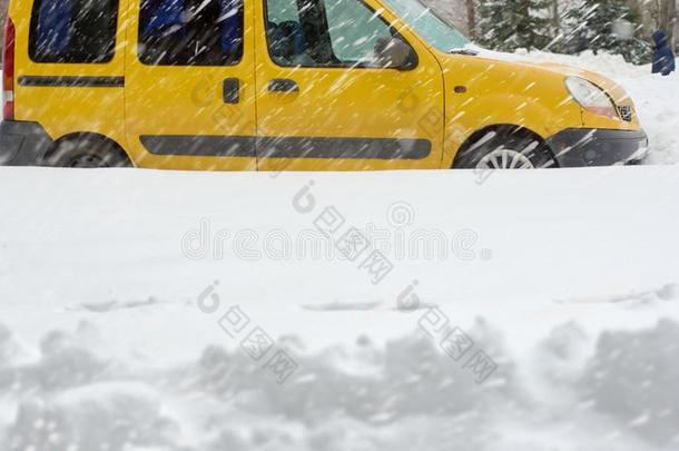 黄色的汽车向下雪