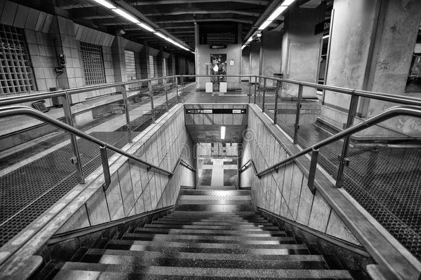 楼梯里面的地下铁道停止车站`黑色`采用热那亚,意大利