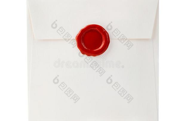 邮件信封和信和红色的蜡密封关-在上面隔离的向